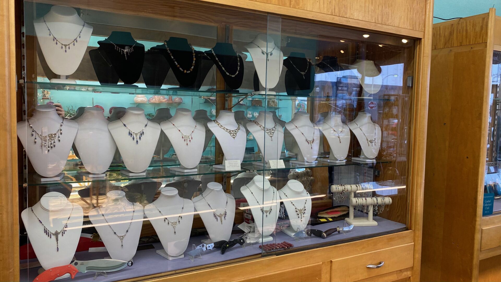 Fredrick's Jewelry and Fine Gifts interior